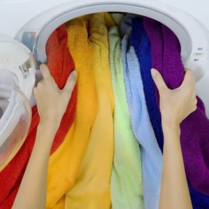 Regenbogenfarbene Tücher aus Waschmaschine