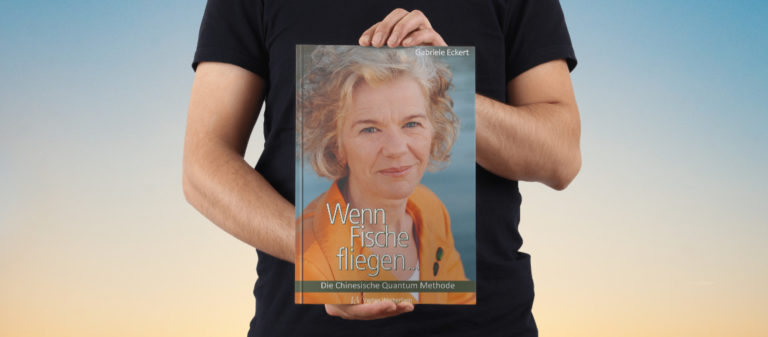 Person hält Buch über Schutz vor Handystrahlung und 5G.
