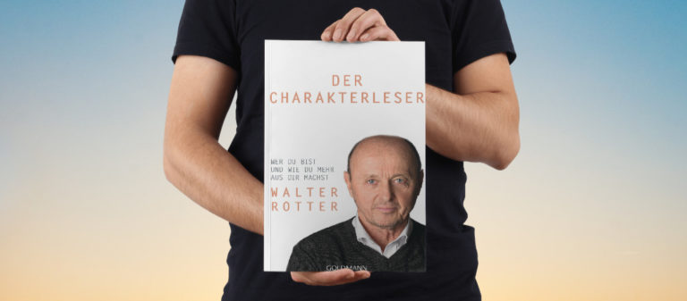 Person hält Buch "Der Charakterleser" von Walter Rotter vor sich.
