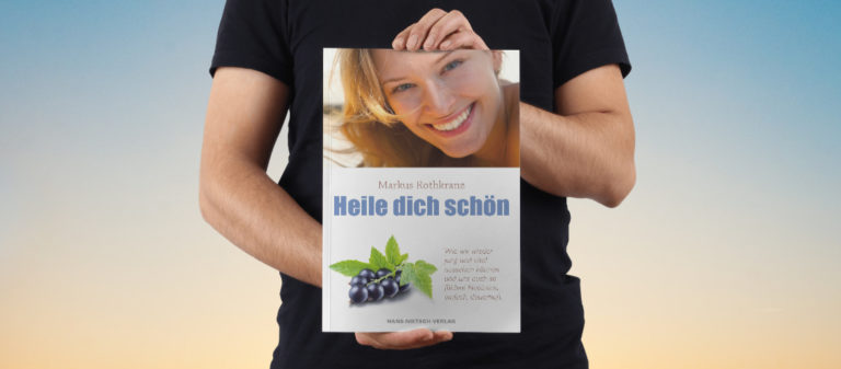 Frau hält ein Plakat mit einem Gesicht und Heilversprechen gegen Umweltbelastungen.