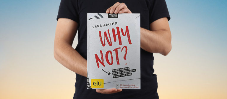 Person hält Buch "Warum nicht?" gegen Handystrahlung und 5G, Harmonisierungsprodukt.