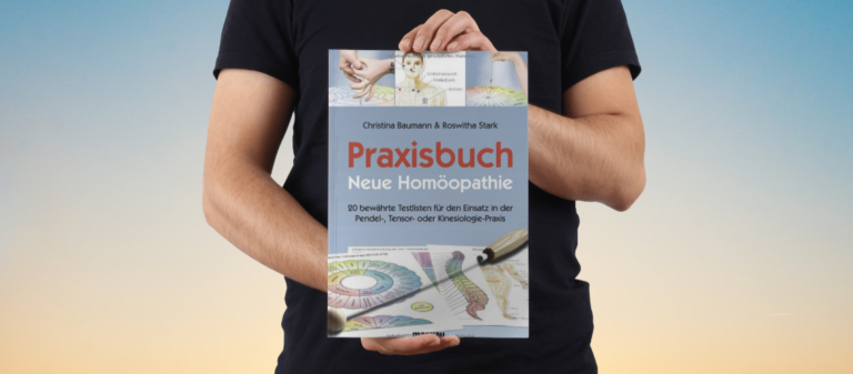 Person hält Buch "Praxisbuch Neue Homöopathie" gegen Handystrahlung.