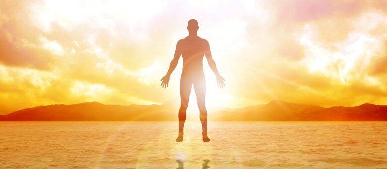 Mensch in energetischer Balance vor einem Sonnenuntergang, symbolisiert Schutz vor elektromagnetisch.