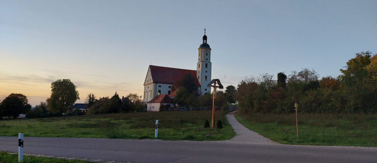 Kirche mit Kreuz und Weg