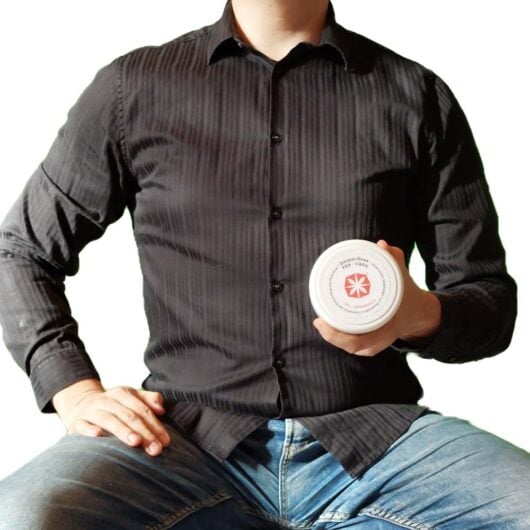 Geopat-Groesse-gross Cooler Typ hält eine Plastikdose in die Kamera