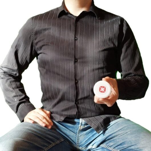 Geopat-Groesse-klein Cooler Typ hält eine Plastikdose in die Kamera