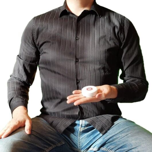 Geopat-Groesse-klein-schraeg Cooler Typ hält eine Plastikdose in der Hand