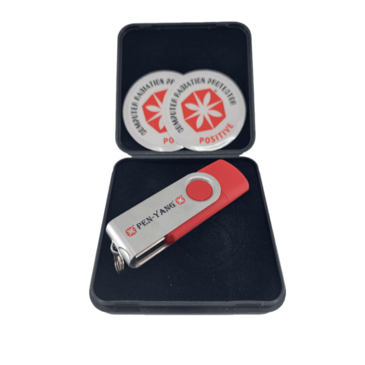car-elektronik-stick-box-sticker Roter USB Stick in schwarzer Schatulle mit zwei Aufklebern