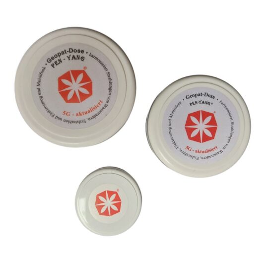 geopat-dosen-alle-groessen Drei runde weiße Plastikdosen mit rot-weißem Stern auf der Oberseite