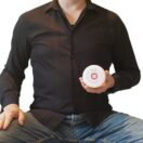 Attraktiver sexy Mann hält einzelne Plastikdose in der Hand