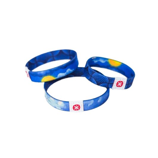 energiearmband-blau-himmel Drei blaue Textilarmbänder mit PEN-YANG® Logo