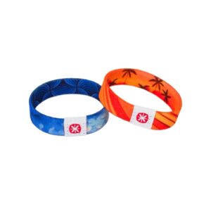Ein blaues und ein orangenes Armband mit Motiv und PEN-YANG® Logo